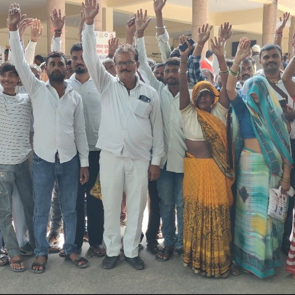 पपरेन्दा गांव में पुलिया का पानी घुसा, 500 घर प्रभावित:ग्रामीण बोले- घर गिर रहे, बच्चों को दूसरे घरों में रख रहे; डीएम को ज्ञापन दिया