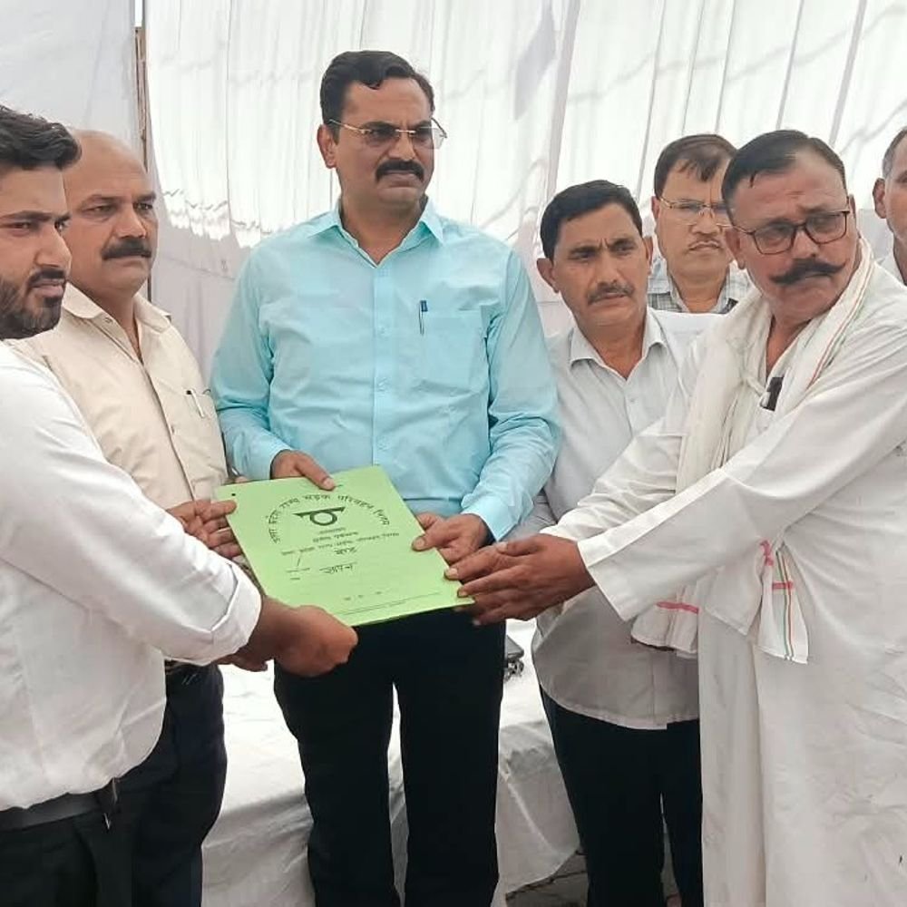 रोडवेज कर्मचारियों ने 10 सूत्रीय मांगों को लेकर दिया धरना:मेरठ में क्षेत्रीय प्रबंधक को दिया ज्ञापन- सुनवाई न होने पर मुख्यालय घेरने की चेतावनी