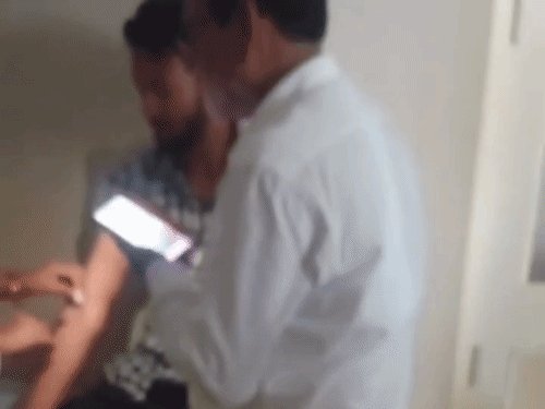 मेडिकल-कॉलेज में टॉर्च की रोशनी में मरीज को लगाई सुई:देवरिया में बिजली आपूर्ति बाधित, इमरजेंसी में नहीं पहुंची जनरेटर सप्लाई