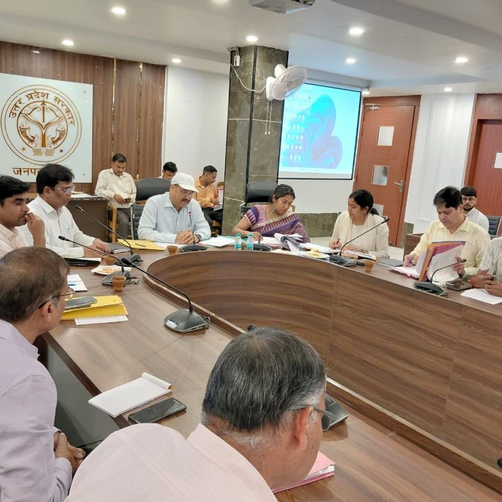 डीएम ने बेसिक शिक्षा विभाग की योजनाओं की समीक्षा की:मेरठ विकास भवन सभागार में दिए शिक्षा में गुणात्मक सुधार और कायाकल्प के निर्देश