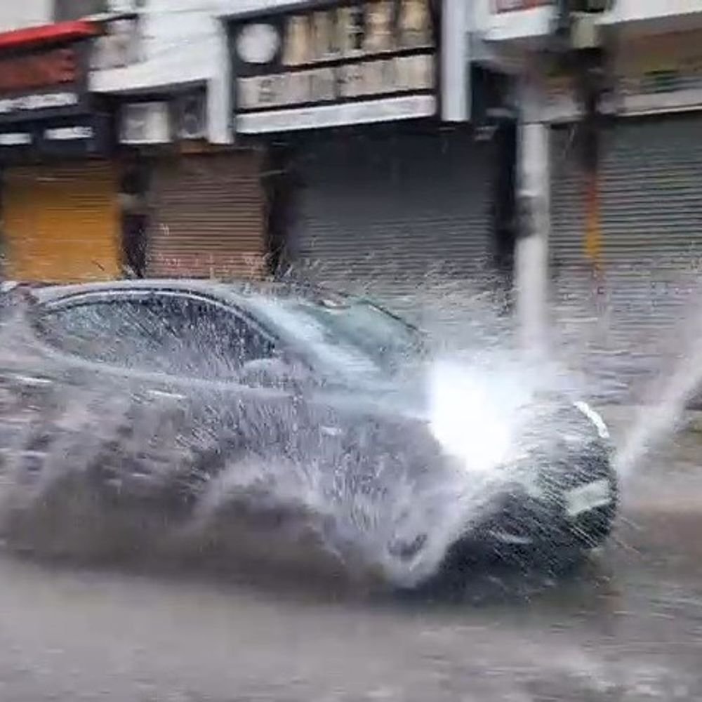20घंटे से लगातार बारिश, शहर के चौराहे और दफ्तर जलमग्न:जनजीवन पर असर, स्कूलों में छुट्टी और तापमान गिरने से बढ़ी ठंड