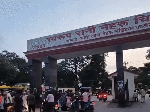 SRN अस्पताल में युवती के गर्भाशय से 13 गांठें निकालीं:यूटेराइन फाइब्रॉएड की सफल सर्जरी, मायोमेक्टोमी ऑपरेशन से हुआ इलाज
