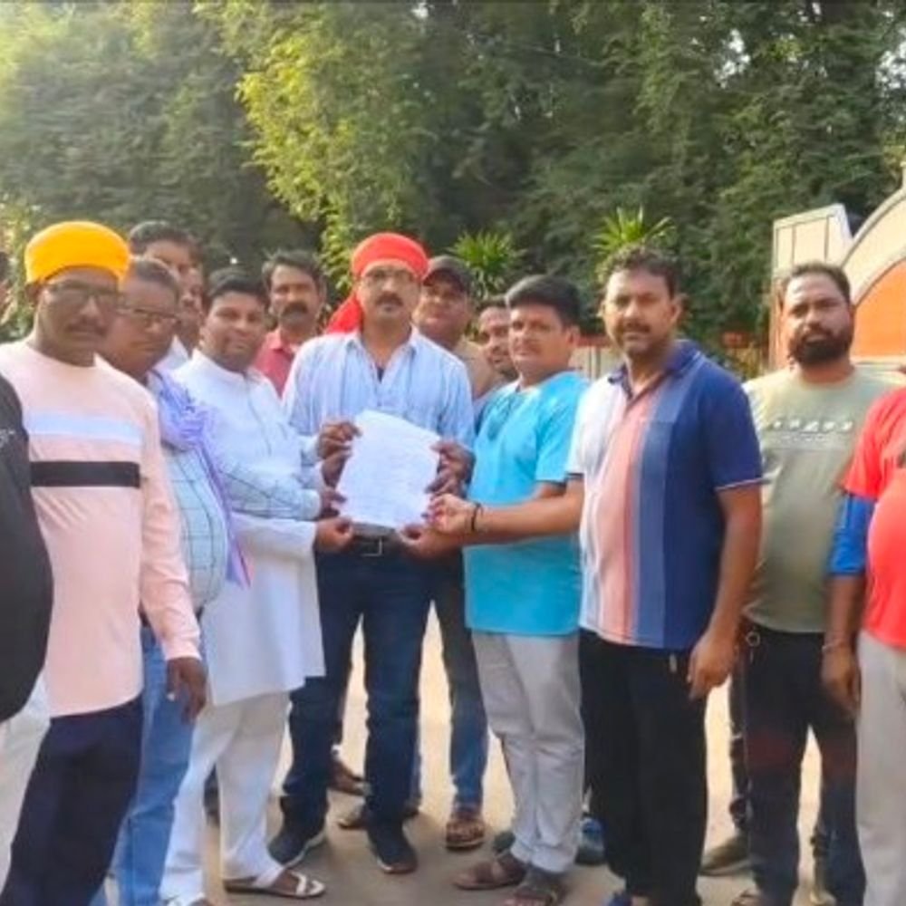 ललितपुर नगर पालिका अध्यक्ष पर फेसबुक पर अभद्र टिप्पणी:नगर पालिका कर्मचारियों का प्रदर्शन एसपी-डीएम को दी शिकायत, कार्रवाई की मांग