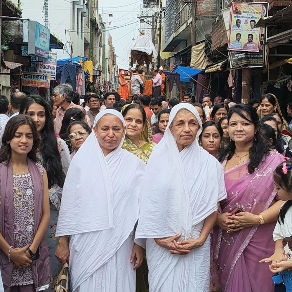 दसलक्षण के बाद निकली भव्य रथयात्रा, क्षमावाणी पर मांगी क्षमा:जयकारों के बीच निकले भगवान महावीर, व्रतियों और सांस्कृतिक प्रतिभाओं का सम्मान