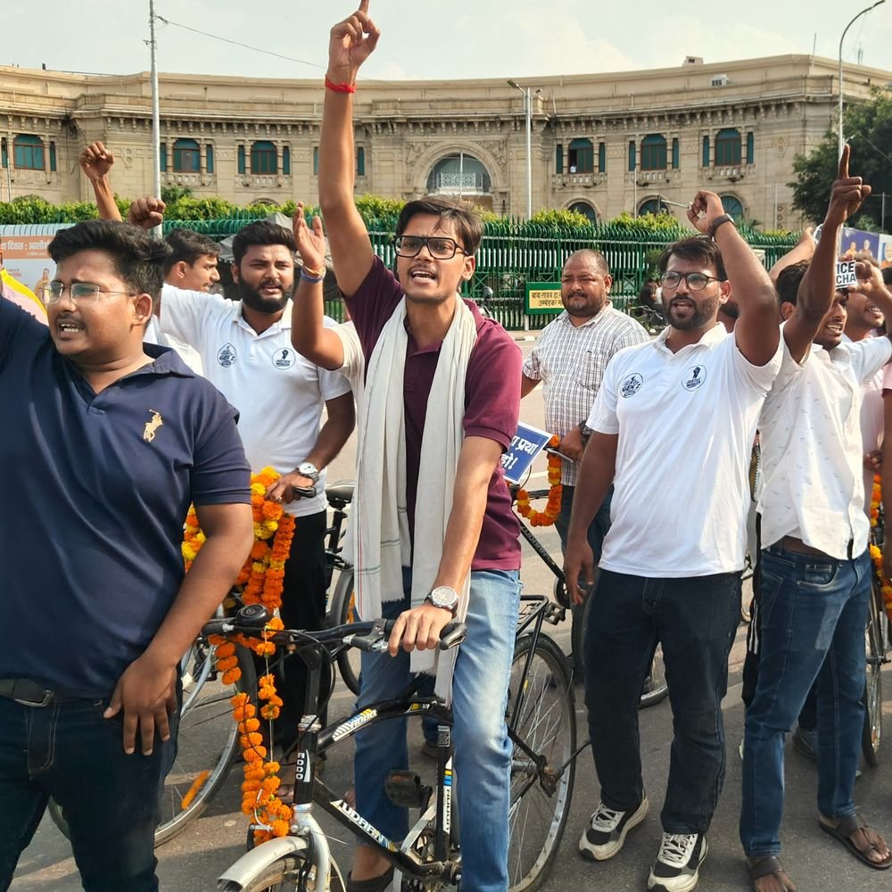 लखनऊ पहुंची Gen Z कनेक्ट यात्रा:भाजपा दफ्तर के सामने नारा लगाया 'चंदा चोर कहां मिलेंगे बीजेपी दफ्तर में' बोले - डिप्टी सीएम इस्तीफा देकर रिक्शा चलाएं
