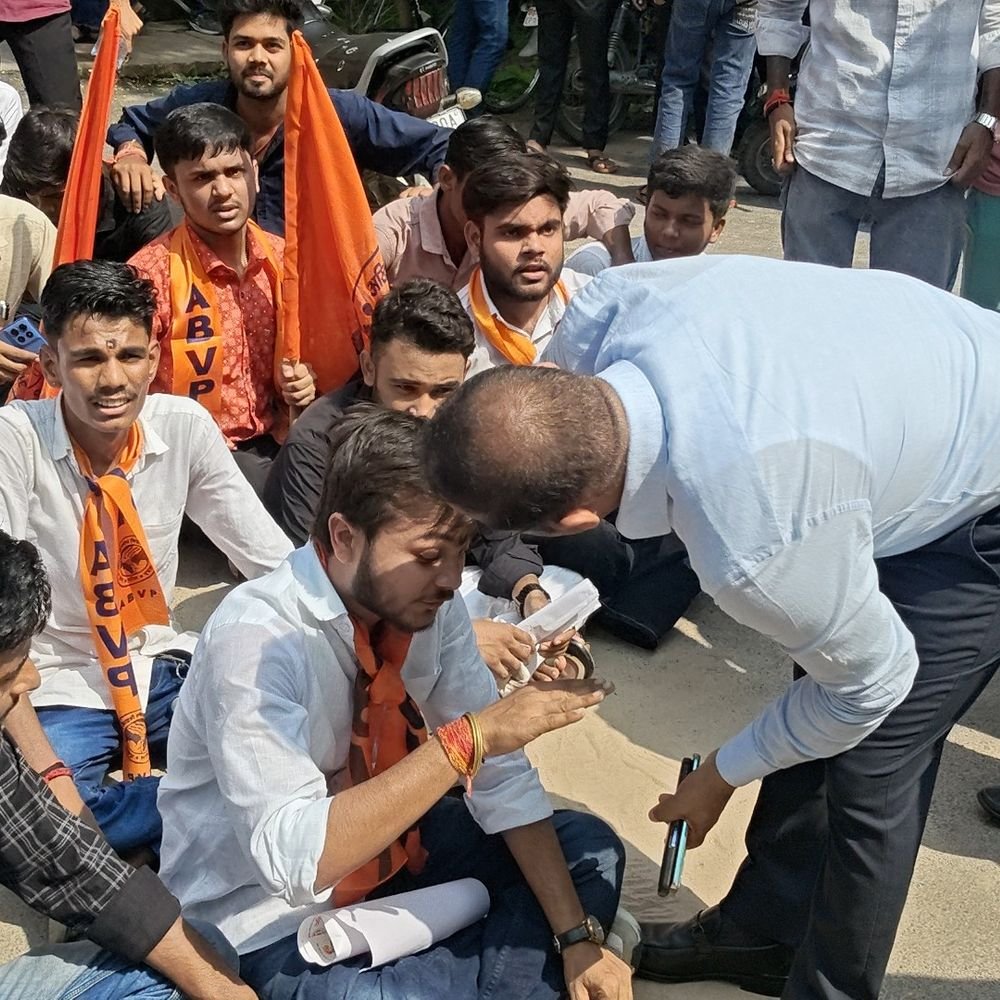 बांदा में ABVP कार्यकर्ताओं का कॉलेज गेट पर प्रदर्शन:17 साल से तैयार महिला छात्रावास नहीं खुलने पर नाराजगी; 9 सूत्रीय मांगों को लेकर धरना