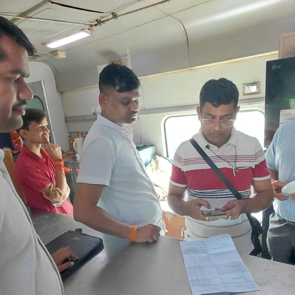कुशीनगर एक्सप्रेस में छापा,10 यात्री बिना टिकट मिले:पेंट्री कार मैनेजर रुपए लेकर करा रहा था यात्रा, 16 पेटी अवैध पानी जब्त