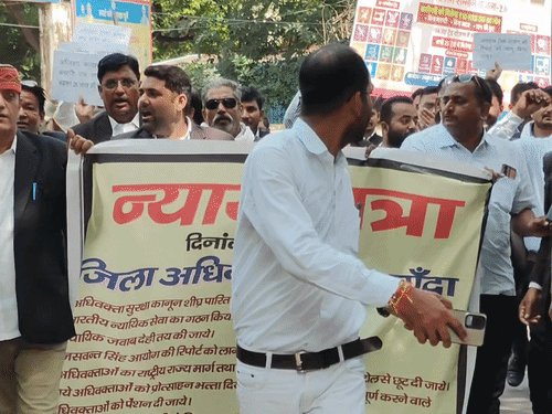 अधिवक्ताओं की 14 सूत्रीय मांगें राष्ट्रपति तक पहुंचीं:बांदा में सुरक्षा कानून लागू करने की मांग, टोल छूट और 25 लाख कल्याण राशि