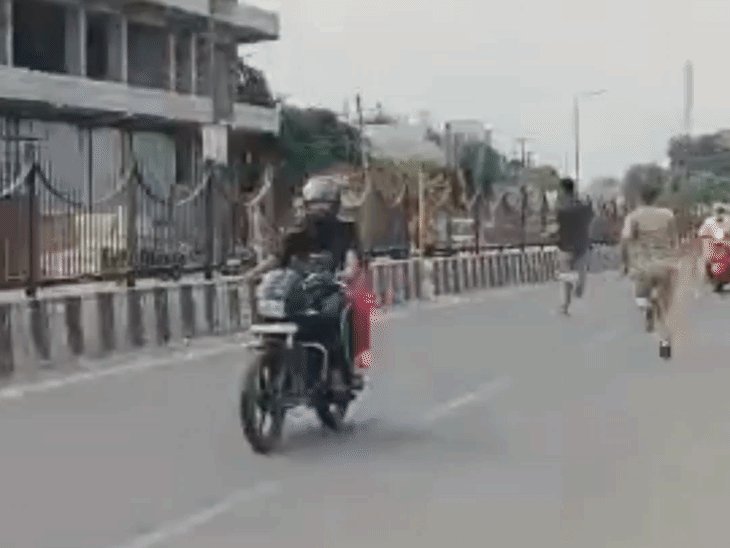 बोतलों में अवैध पेट्रोल बेचते दो आरोपी पकड़े, VIDEO:हापुड़ में पुलिस को देखते ही भागा एक, पीछा कर दबोचा; दोनों से पूछताछ जारी