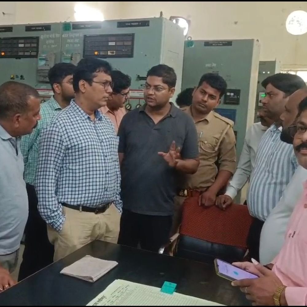 लखीमपुर में 50 घंटे से बिजली गुल:पेड़-पोल गिरने से चरमराई व्यवस्था; डीएम ने पावर हाउस का किया निरीक्षण