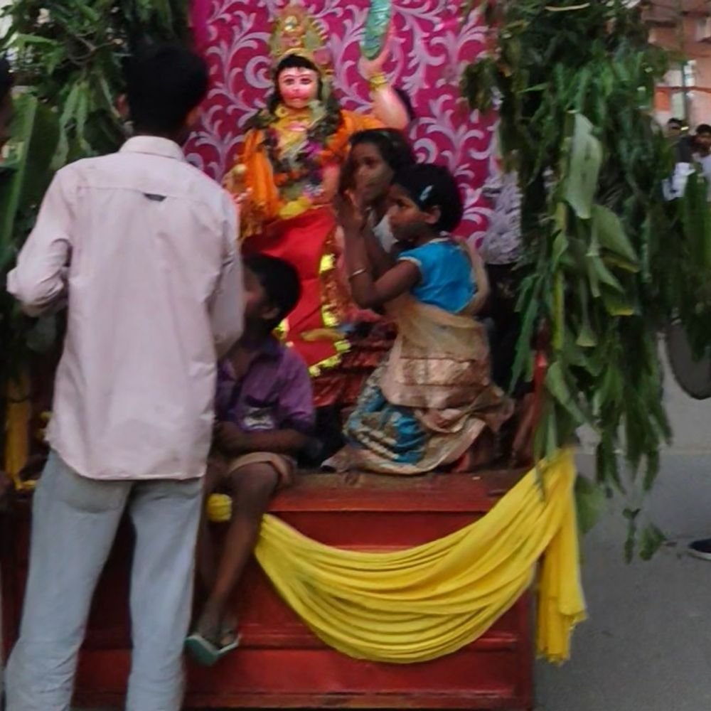 सलेमपुर में महावीरी अखाड़े का जुलूस निकला:हर्षोल्लास से निकली हनुमान प्रतिमा की यात्रा , युवाओं ने दिखाए करतब