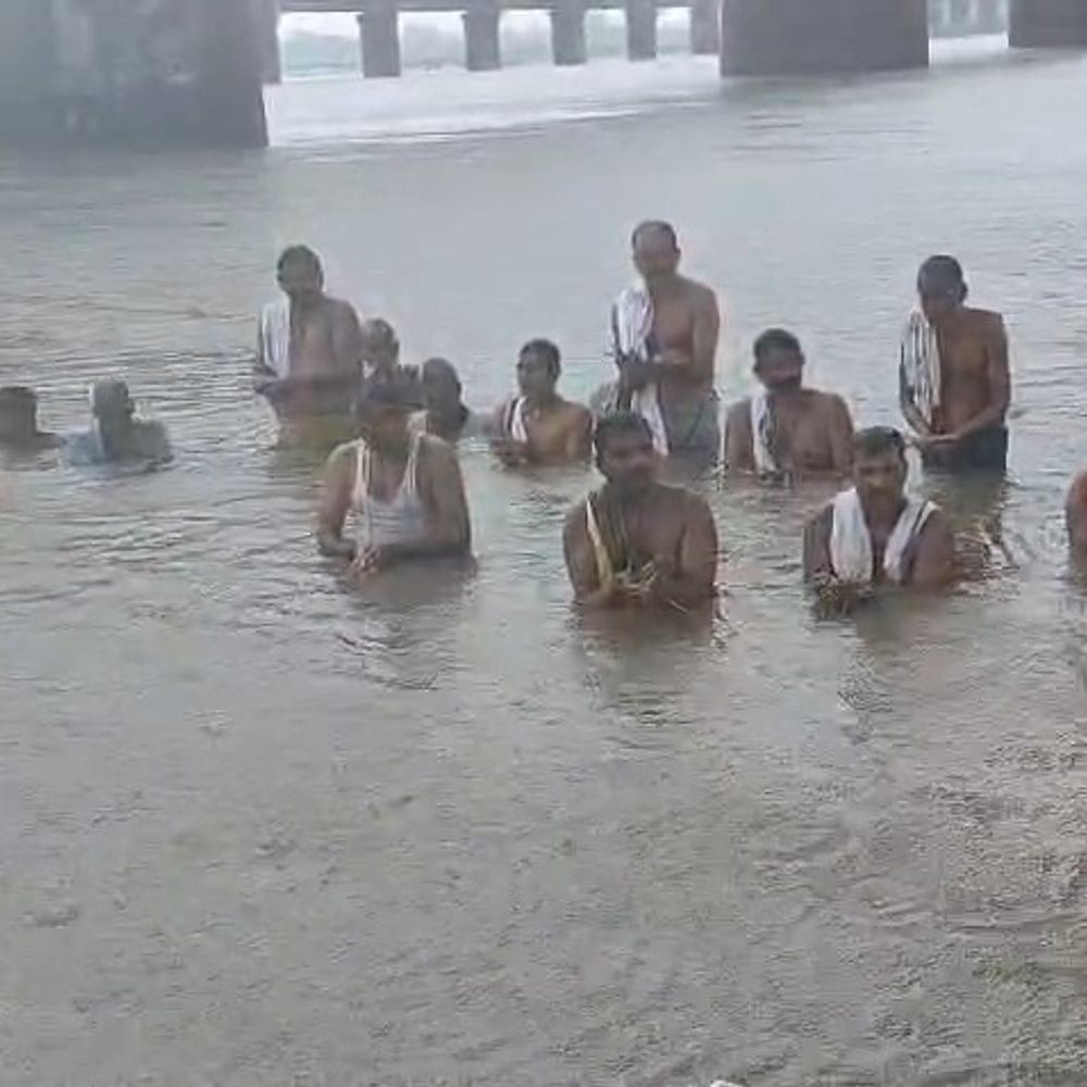 बारिश के बीच रामगंगा तट पर सामूहिक तर्पण:अखिल ब्राह्मण महासभा ने पूर्वजों को जल चढ़ाया