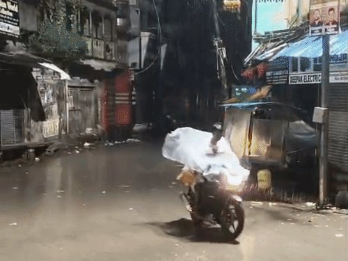 मिर्जापुर में रातभर रुक-रुककर बारिश से तापमान गिरा:सड़कों पर जलभराव से लोगों की बढ़ी परेशानी; धान को फायदा, सब्जियों पर खतरा