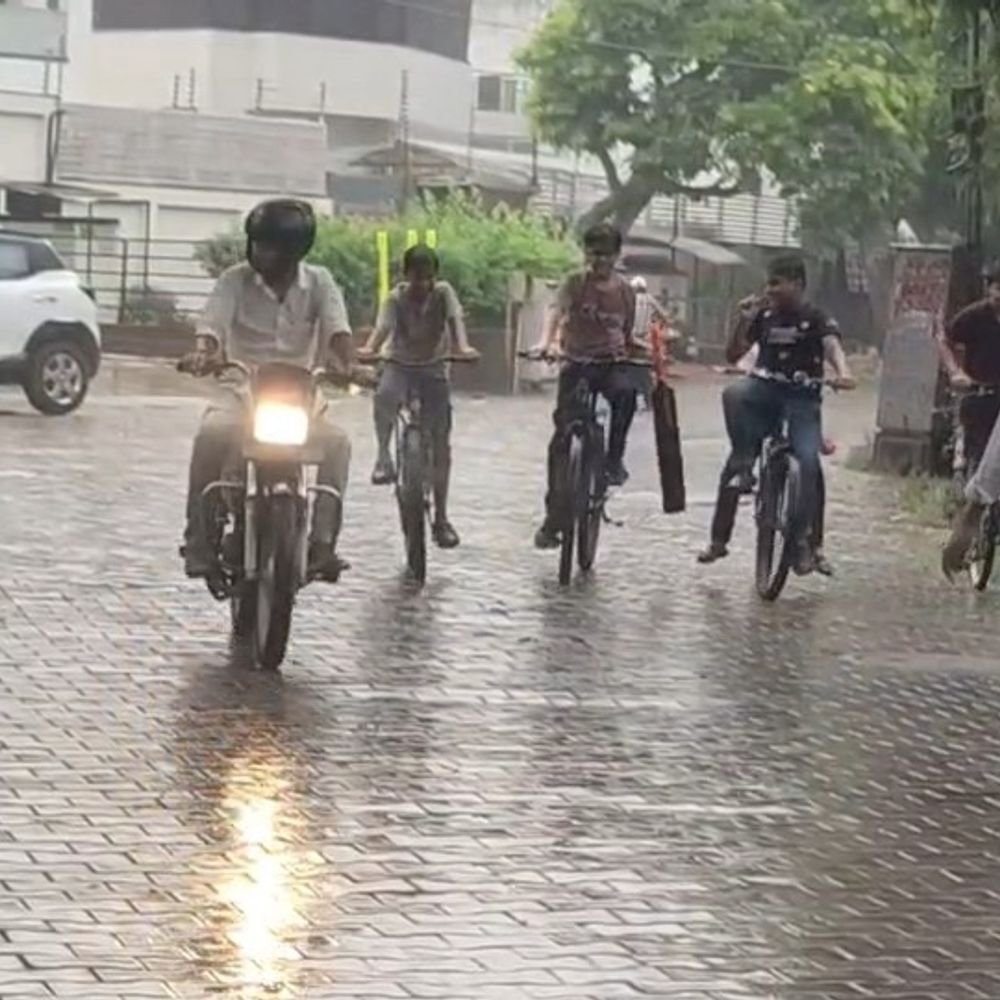 अचानक बदला मौसम, रिमझिम बारिश से बढ़ी किसानों की चिंता:तापमान 5 डिग्री गिरा, स्कूलों में छुट्टी; धान-बाजरा की पकी फसल को नुकसान की आशंका