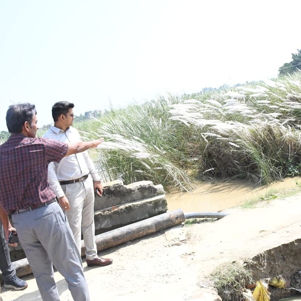 सिद्धार्थनगर में राप्ती का जलस्तर बढ़ा:बड़हरा गांव चारों तरफ से पानी से घिरा, सड़क कटी तो नाव से जाना होगा