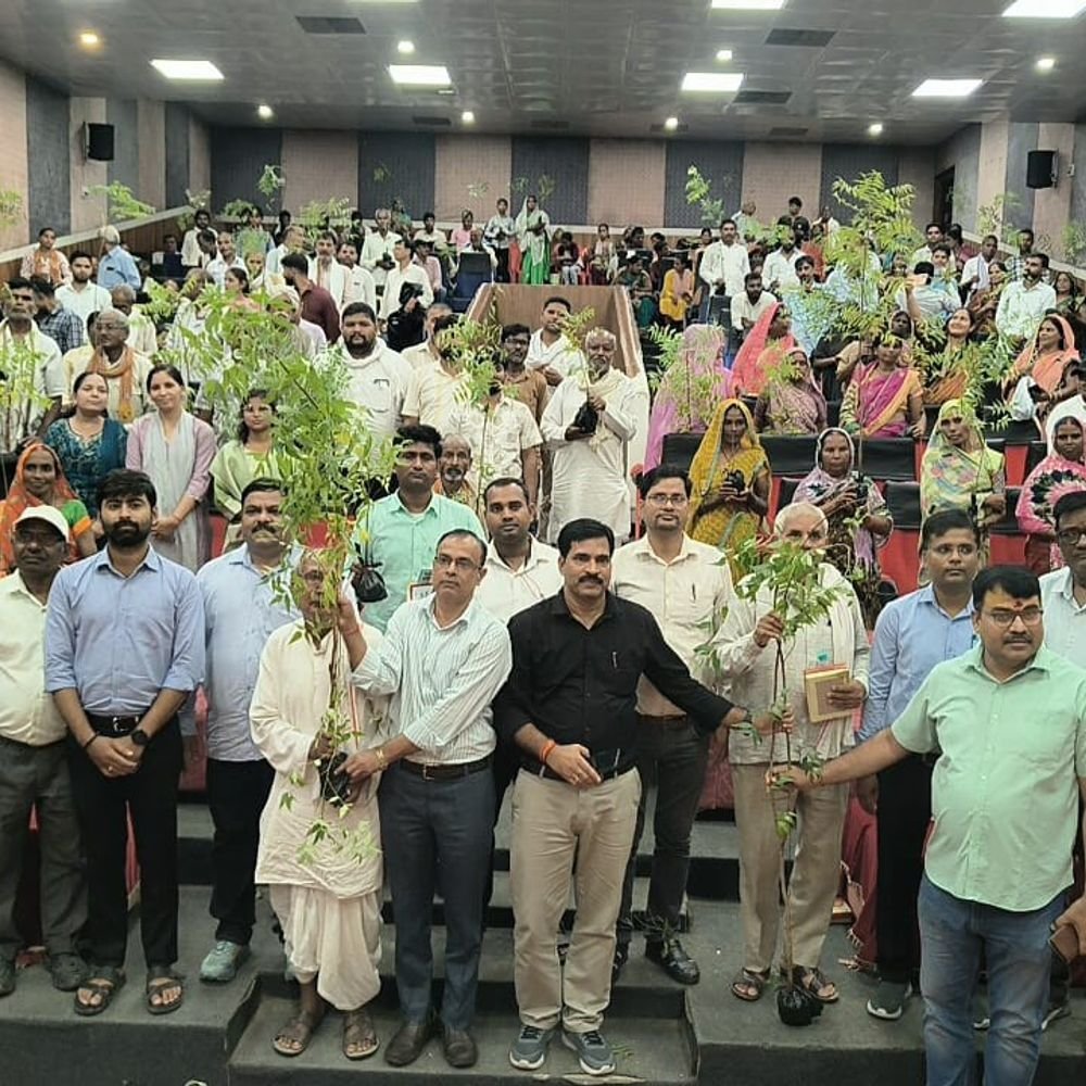 बारिश के बीच मऊ में जुटे किसान:मिलेट्स मेले में श्री अन्न की खेती और सब्सिडी की दी जानकारी