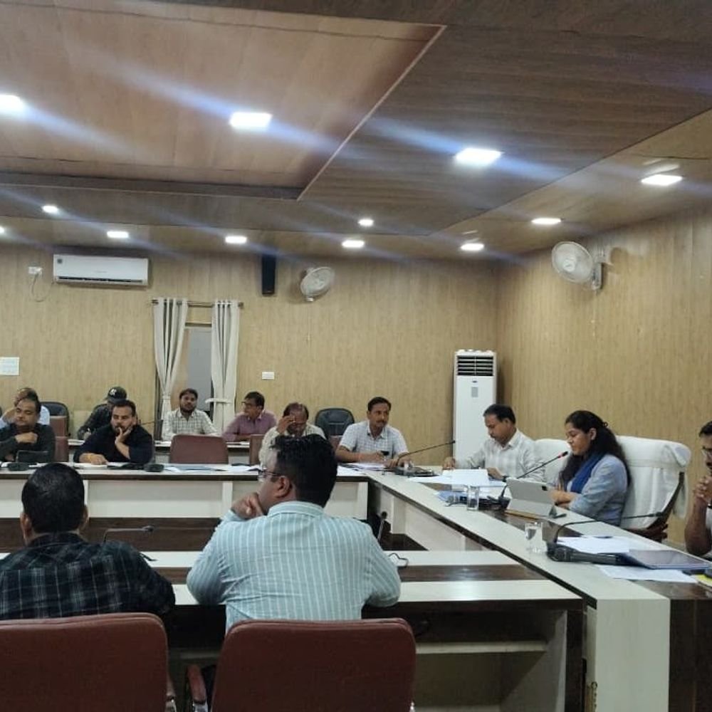 स्वास्थ्य सेवाओं की समीक्षा, कमियां मिलने पर कार्रवाई की चेतावनी:श्रावस्ती में जिला स्वास्थ्य समिति की बैठक में डीएम ने दिए निर्देश