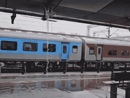 बारिश में झरना बना बनारस रेलवे स्टेशन का शेड:अजय राय ने एक्स पर किया पोस्ट, बोले - वाराणसी को प्रचार नहीं, स्थायी समाधान चाहिए
