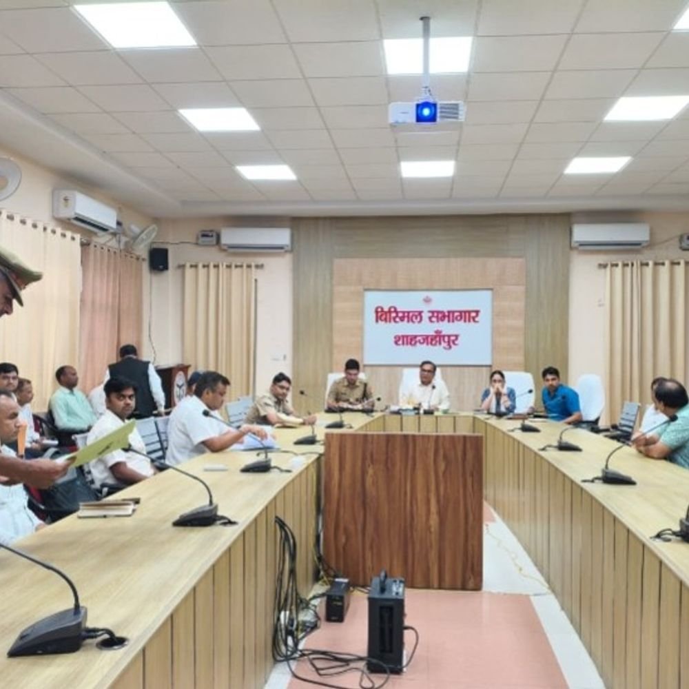 शाहजहांपुर में अवैध शराब बिक्री रोकने में लापरवाही:डीएम ने आबकारी इंस्पेक्टर के निलंबन के आदेश दिए, नारकोटिक्स पर भी हुई समीक्षा