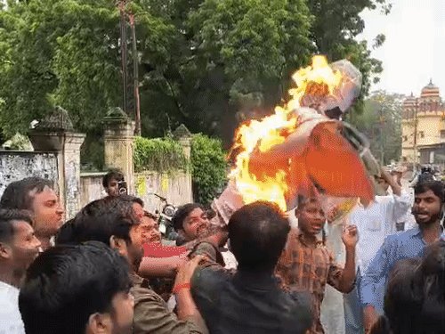प्रयागराज में मुख्य चुनाव आयुक्त का पुतला फूंका:छात्र संगठन आइसा ने चुनाव आयोग की कार्यप्रणाली के खिलाफ विरोध प्रदर्शन किया