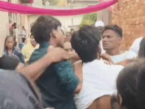 मुजफ्फरनगर में शादी के दो दिन बाद दो पक्ष भिड़े:लात-घूंसों के साथ बर्तनों से मारपीट, VIDEO वायरल
