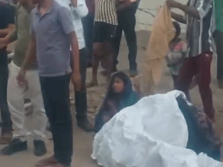 सड़क किनारे पन्नी डालकर महिला की कराई डिलीवरी:घर जाते समय तेज प्रसव पीड़ा हुई; जुड़वा बच्चियों को दिया जन्म
