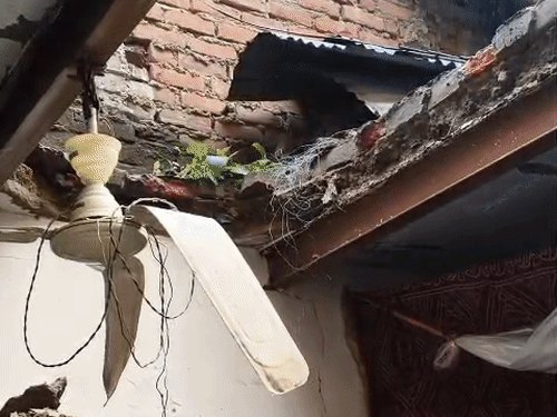 मिर्जापुर मे बरसात के दौरान मकान की छत भरभराकर गिरी:कमरे में सो रहे तीन बच्चों समेत 5 लोग घायल, महिला वाराणसी रेफर