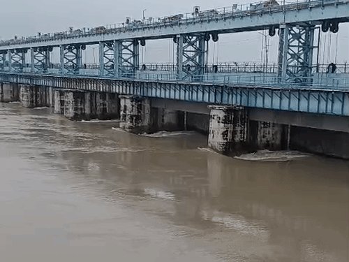 गंगा में पानी बढ़ा, 1.37 मीटर चढ़ा जलस्तर:चेतावनी बिंदु के करीब गंगा, कटरी के गांवों में खतरा बढ़ा