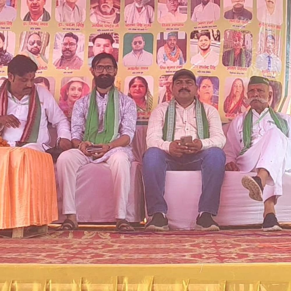 किसान यूनियन का स्थापना दिवस मनाया:आगरा के एत्मादपुर में किसानों ने कर्जा माफ और फ्री इलाज पर की चर्चा