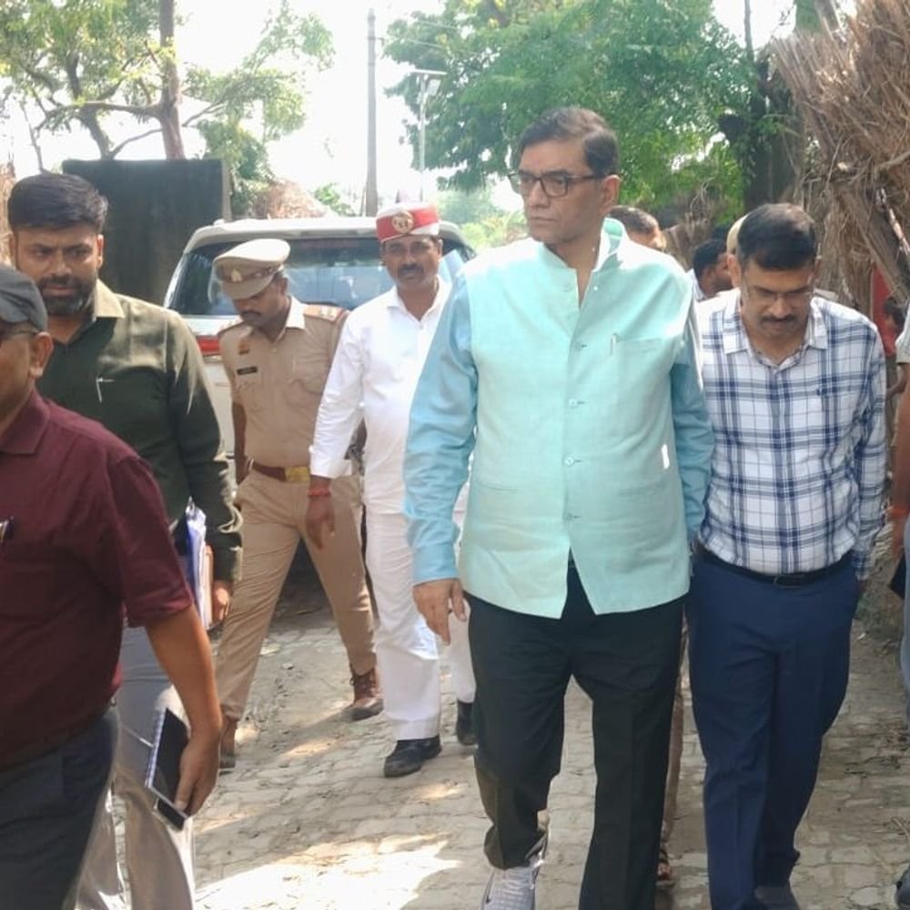 बाढ़ प्रभावित सुल्तानपुर गांव पहुंचे डीएम:कटान रोकने के काम का जायजा लिया, ग्रामीणों की समस्याएं सुनीं; मुआवजे का भी आश्वासन