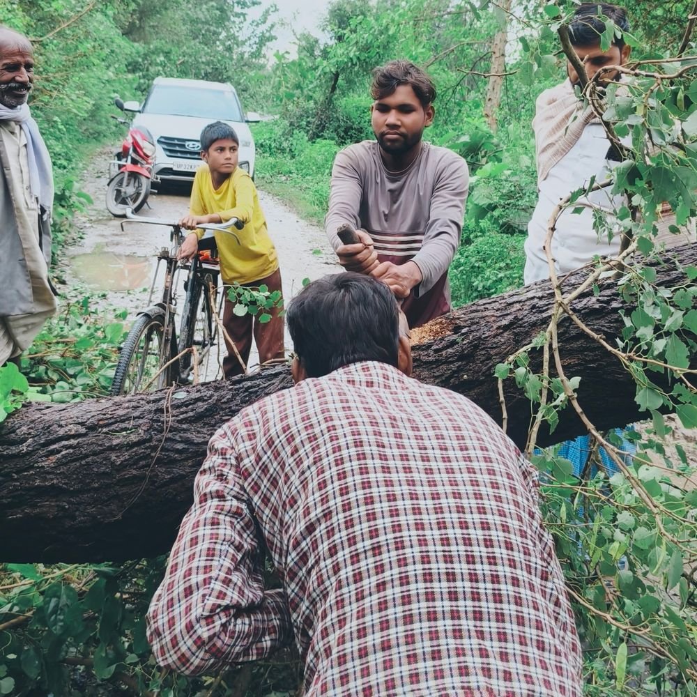 लखीमपुर में बारिश-आंधी से बिगड़े हालात:डीएम ने सैम्पवेल से जलनिकासी, बिजली बहाली के दिए निर्देश
