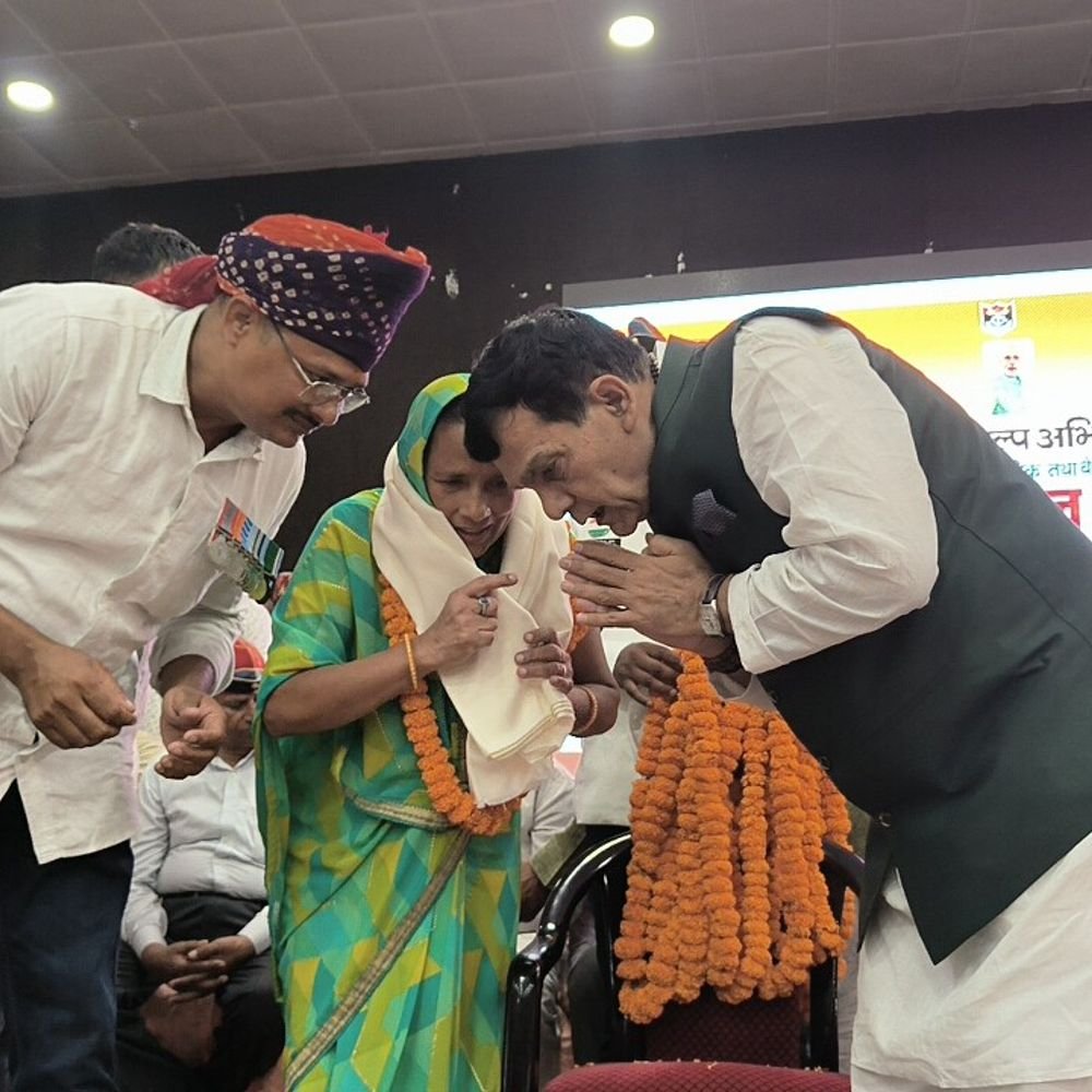 मऊ में मंत्री ने वीर सैनिकों को किया सम्मानित:पूर्व सैनिकों ने रखीं 3 मांगें, ECHS अस्पताल और कैंटीन का आश्वासन मिला