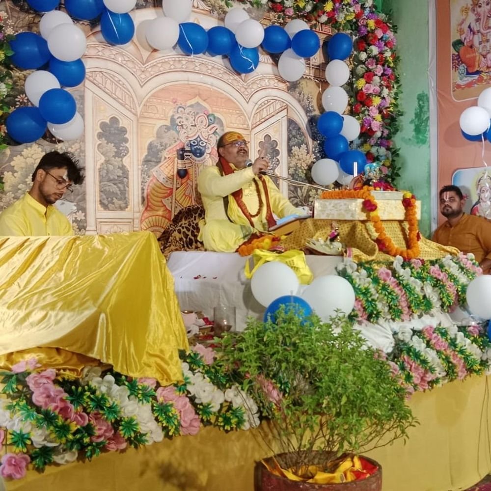 रामपुर के वृद्धाश्रम में श्रीमद्भागवत कथा:धूमधाम से मना श्रीकृष्ण जन्मोत्सव; 'नंद के घर आनंद भयो' के जयकारे गूंजे