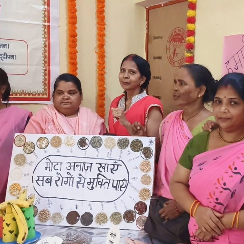 रॉबर्ट्सगंज में आंगनबाड़ी कार्यकर्ताओं ने बनाए पौष्टिक व्यंजन:शिवाजी मिनी स्टेडियम में गर्भवती व धात्री महिलाओं को पोषण के प्रति जागरूक किया