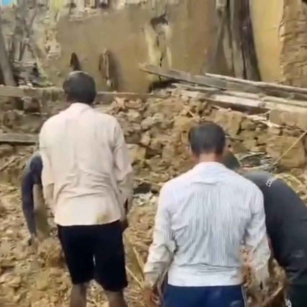 सीतापुर में कच्ची दीवार गिरी:8 बकरियों की मौत, लगातार बारिश से हादसा, कई गांवों में कच्चे मकानों को खतरा