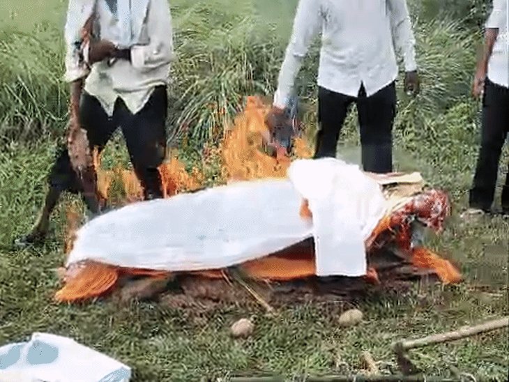 अफेयर पर जिंदा बेटी का किया अंतिम संस्कार:प्रतापगढ़ में तस्वीर रखकर शवयात्रा निकाली; बोले- हमारे लिए मर चुकी है
