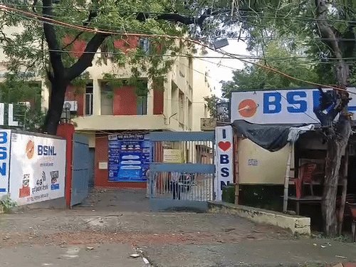 गोरखपुर-BSNL एक्सचेंज में बारिश का भरा पानी, नेटवर्क ठप:पंपसेट से पानी निकाला गया, धीरे-धीरे बहाल हुआ नेटवर्क
