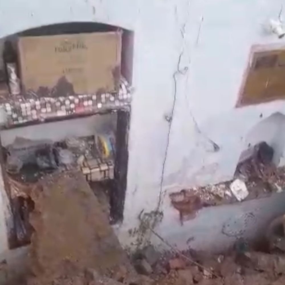 कासगंज में भारी बारिश से 8 मकान गिरे:जिला प्रशासन ने तैयार की सूची, पीड़ितों को नियमानुसार मिलेगा मुआवजा
