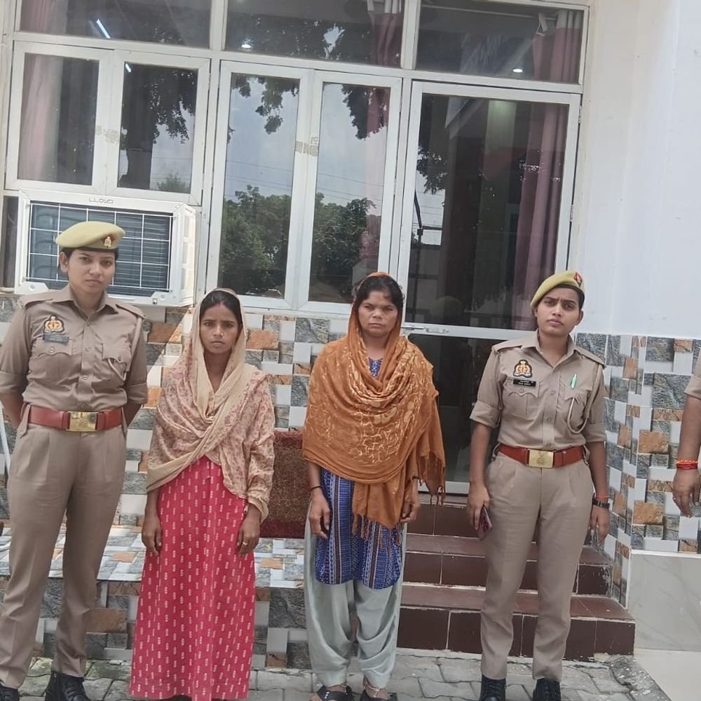 आजमगढ़ में गैंगस्टर एक्ट में फरार दो महिलाएं गिरफ्तार:चोरी के मामले में लंबे समय से चल रही थी फरार