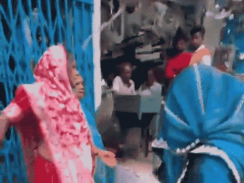 बारिश में भीगते हुए ससुराल के गेट पर पहुंची विवाहिता:दादा-दादी ने नहीं घुसने दिया अंदर, दादा बोले- मेरे पोते को नपुंसक कहकर बदनाम कर रही