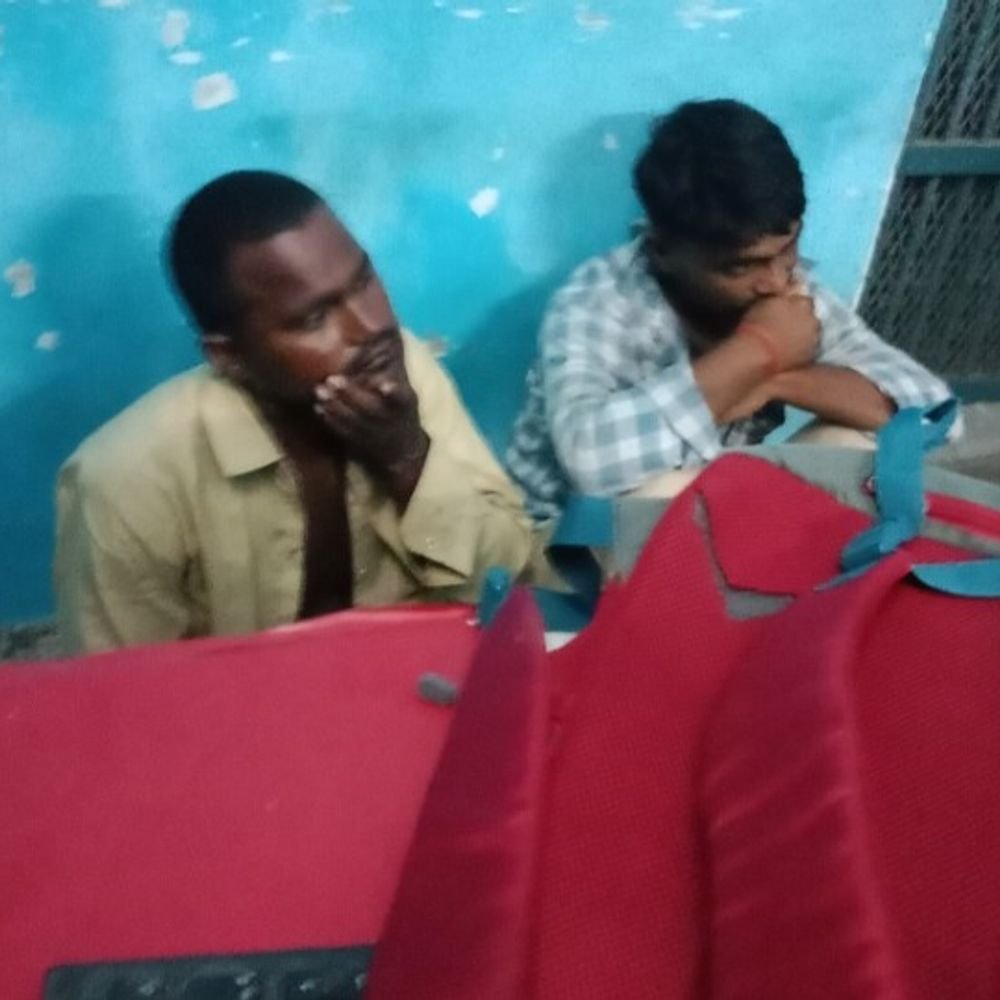 कासगंज में रेलकर्मी को यात्री ने दांत से काटा:कासगंज में फर्स्ट AC में जबरन घुस रहे थे; अंगूठे और बांह पर काटा, GRP ने दर्ज किया केस