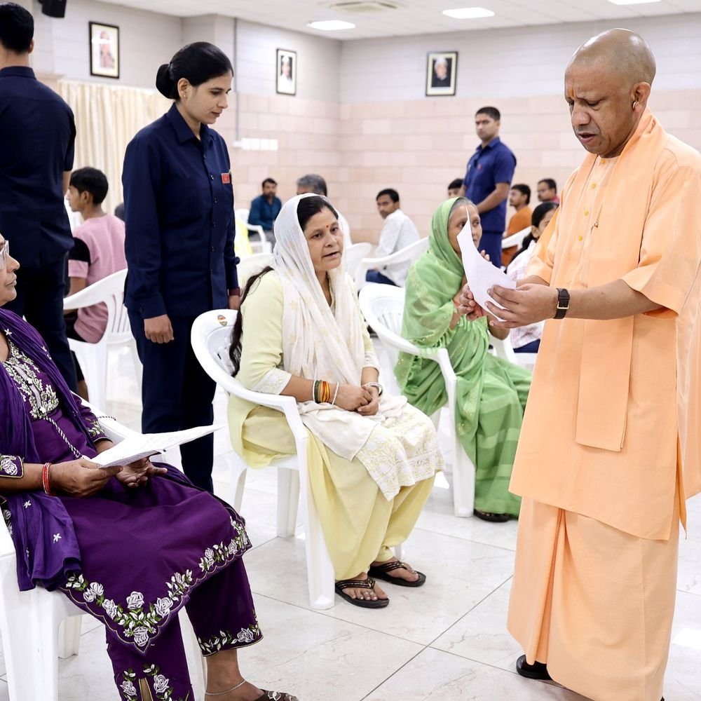 जनता दर्शन में सीएम योगी ने सुनीं फरियादें:रायबरेली के बुजुर्ग की पीड़ा पर तत्काल कार्रवाई के निर्देश, जमीन कब्जे के मामलों में सख्त कदम उठाने को कहा