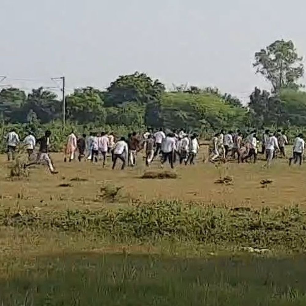 खाद न मिलने से किसानों ने लगाया जाम:महोबा की कुलपहाड़ रोड पर हंगामा, पुलिस ने खुलवाया जाम; सिर्फ 150 टोकन बंटे