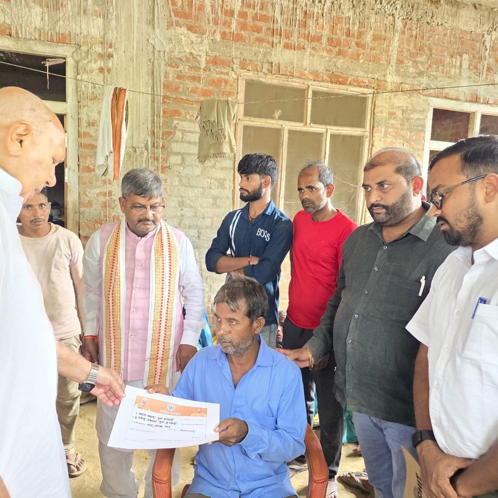मंत्री सूर्य प्रताप शाही ने सौंपे चार-चार लाख के चेक:अयोध्या में पेड़ गिरने से 2 की मौत, 24 घंटे में परिजनों को मिला मुआवजा