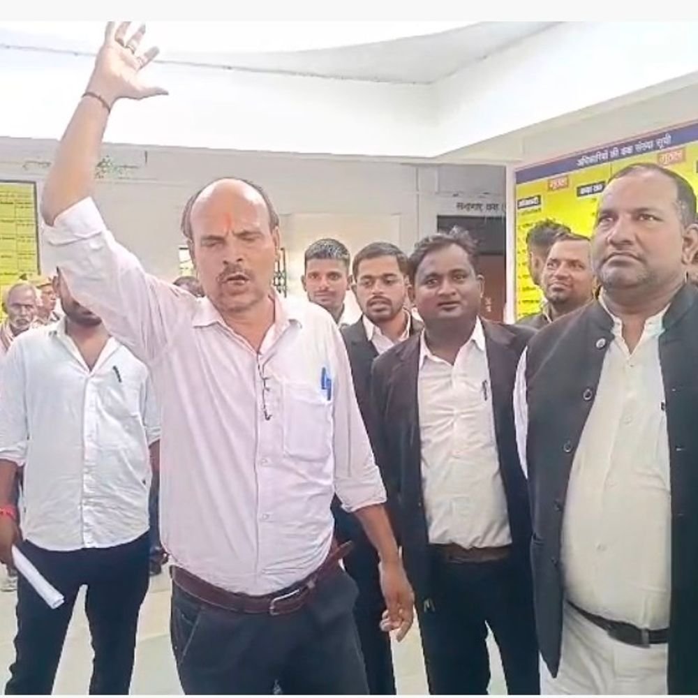 कौशांबी में SDM पर भ्रष्टाचार और वसूली के आरोप:अधिवक्ताओं ने नायब तहसीलदार पर भी सवाल उठाए, प्राइवेट कर्मचारियों को हटाने की मांग