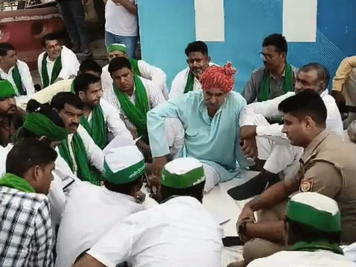 नोएडा गार्डन गैलेरिया मॉल के बाहर किसानों का धरना:70 लाख रुपए के निवेश में फर्जीवाड़े का आरोप, पुलिस के आला अधिकारी कर रहे बातचीत