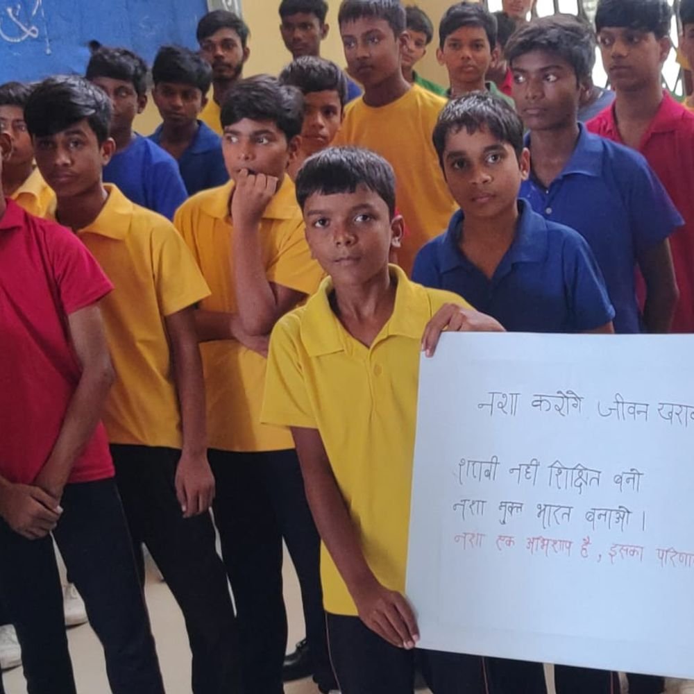 45 छात्रों ने नशे से दूर रहने की शपथ ली:देवरिया में परिवार और समाज को जागरूक करने की शपथ दिलाई गई