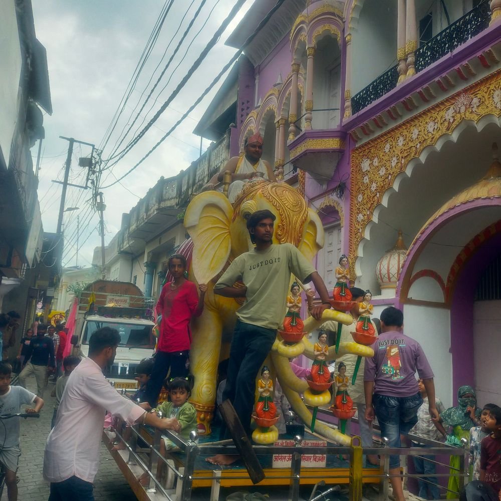 जैन समाज ने गज रथ यात्रा निकाली:नहटौर में श्रद्धालुओं के लिए विशेष आकर्षण का केंद्र रहीं झांकियां