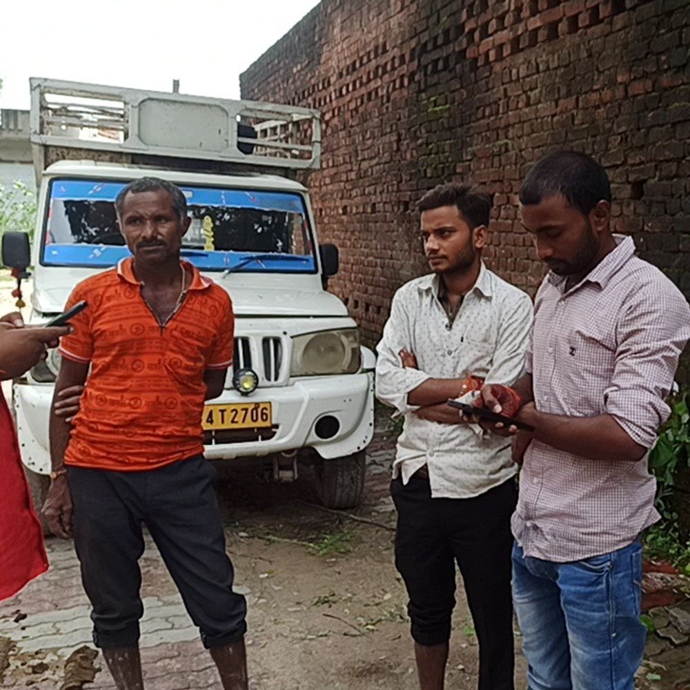 बहराइच में छप्पर पर पेड़ गिरने से बुजुर्ग की मौत:परिजनों ने मलबे से बाहर निकाला, तेज हवा-बारिश के बीच हुआ हादसा