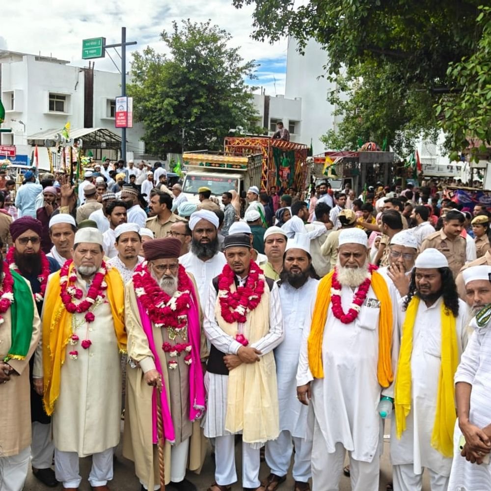 लखनऊ में ग्यारहवीं शरीफ पर निकला जुलूस:सूफी गौस पाक के अकीदतमंद हुए शामिल, मुफ्ती इरफान बोले- मानवता का संदेश लोगों तक पहुंचाया